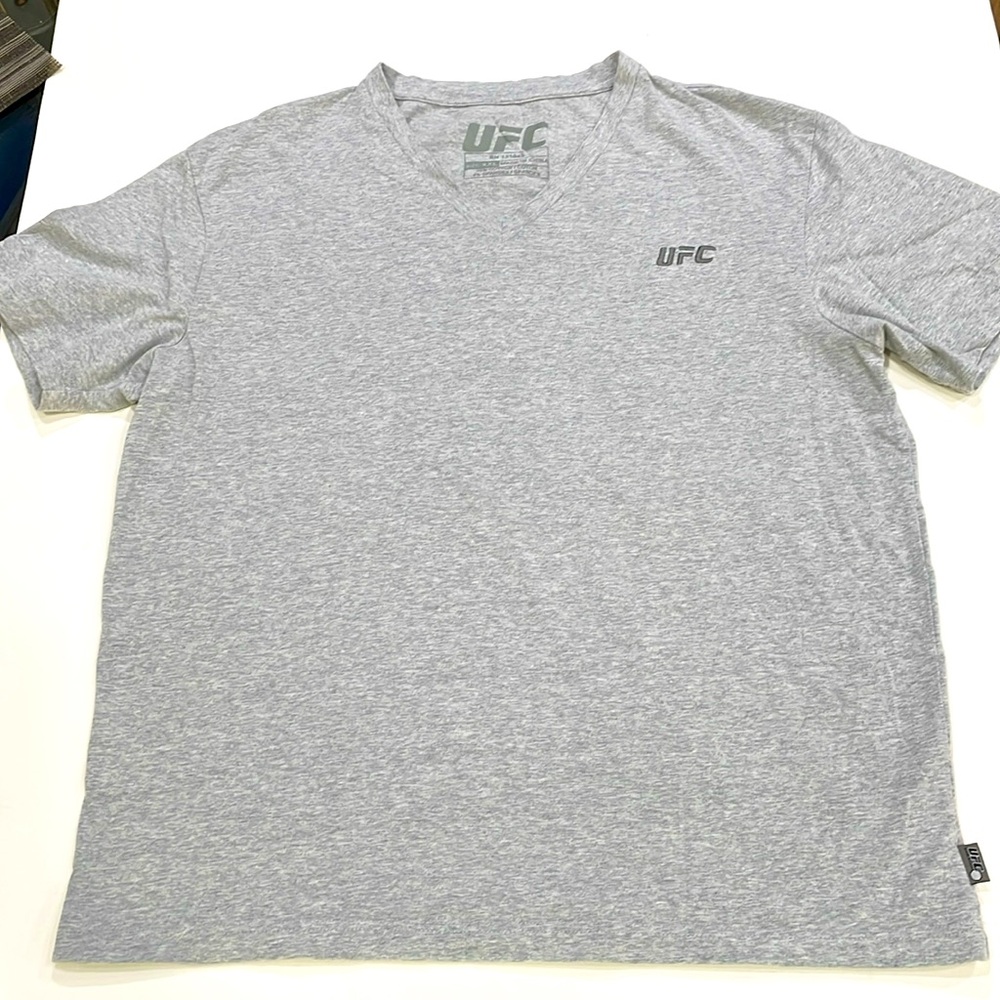 UFC men’s V-neck T-shirt XXL gray in color excellent like new condition